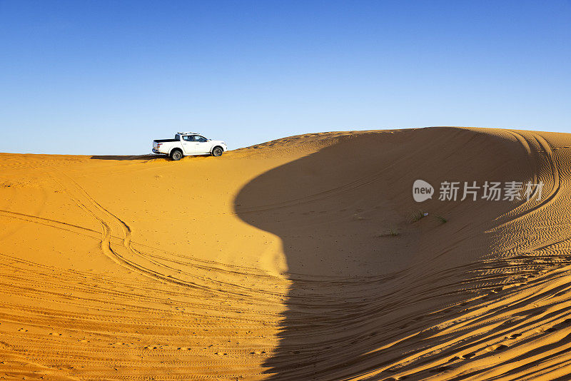 在沙漠中的沙丘上行驶的汽车，Merzouga, Erg Chebbi，撒哈拉，摩洛哥